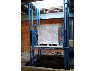 兩面導軌一只缸導軌式升降機