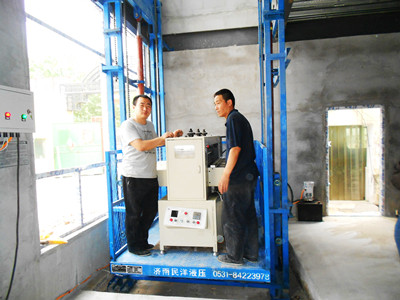 兩面導軌兩只缸導軌式升降機